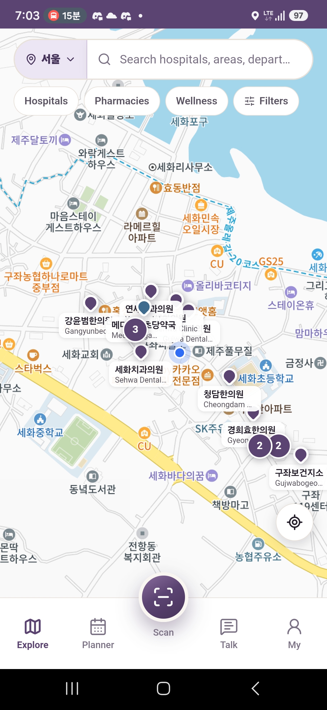 지도 위에 병원, 약국, 치과, 한의원 표시가 촘촘히 찍혀 있고 일부는 숫자가 적힌 보라색 원으로 묶여 있다